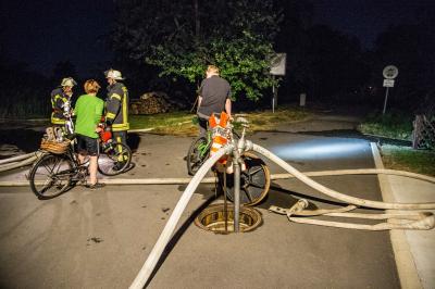 Rudersberg-Necklinsberg: Meterhohe Flammen - Feldscheune brennt lichterloh - Mehrere Feuerwehren im Loescheinsatz